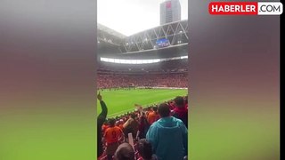Galatasaray ve Fenerbahçe oyuncuları arasında sahada gerginlik çıktı! Takımlar soyunma odasına girdi