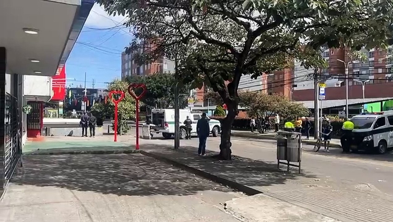 Policía Metropolitana dePolicía Metropolitana de Bogotá inspecciona amenaza de bomba en contenedor de basura Bogotá inspecciona amenaz