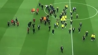 Galatasaray ve Fenerbahçeli oyuncular birbirine girdi