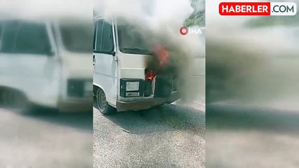 Скачать видео: Yalova'da seyir halindeki minibüs alevlere teslim oldu