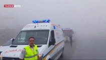 I mezzi delle squadre di soccorso fermi in colonna: la nebbia è troppo fitta per proseguire