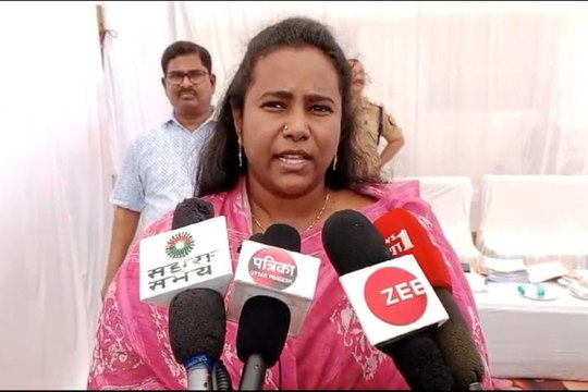 फतेहपुर: मतदान केंद्रों के लिए पोलिंग पार्टियां सकुशल रवाना,DM सी. इंदुमती ने पिलाया शरबत