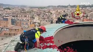 Roma, pioggia di petali al Pantheon per la Pentecoste
