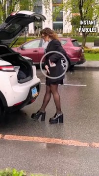 Cette femme fait tomber un billet puis reçoit le soutien précieux d’un homme sans-abri