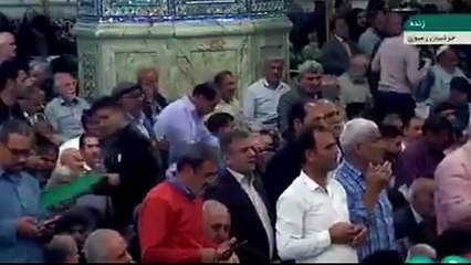 Iraniani raccolti in preghiera per il presidente Raisi
