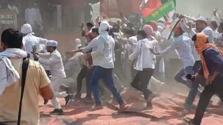 UP के प्रयागराज में राहुल–अखिलेश की सभा में बैरिकेटिंग तोड़कर घुसे कार्यकर्ताओं का वीडियो आया सामने, देखें