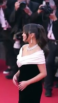 Selena Gomez était sublime pour la montée des marches du film Emilia Perez à Cannes