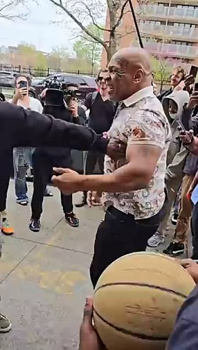 Mike Tyson Shannon briggs live in Brownsville #miketyson #boxing #shannonbriggs #sports