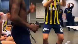 Fenerbahçe soyunma odasında dans şovlar
