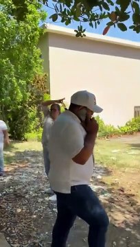 Se disfrazaron de Cruz Roja para ir comprando cédulas