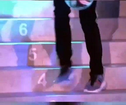 Toni Kroos sube escaleras haciendo técnicas con el balón