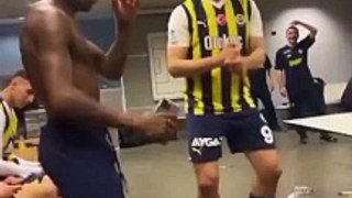Fenerbahçeli oyuncular soyunma odasında coştular