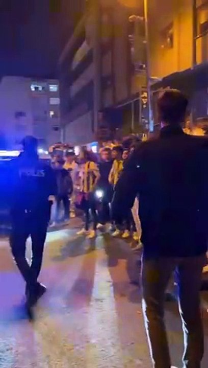 Fenerbahçeli taraftarlar sokaklara döküldü