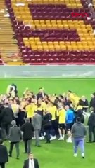 Ali Koç sahaya girdi gerginlik çıktı! Olaya polis müdahale etti