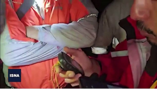 Al buio, nella nebbia fitta e sotto la pioggia: così proseguono le ricerche dell'elicottero su cui viaggiava Ebrahim Raisi