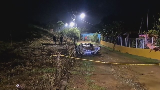 Encuentran restos de dos personas calcinadas dentro de auto en Colón