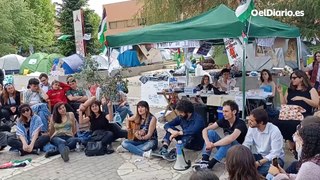 Rozalén visita a los estudiantes acampados en la Complutense en apoyo a Palestina