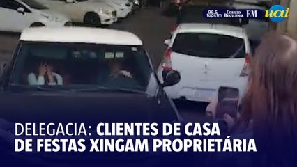 Clientes de casa de festas xingam proprietária na saída da delegacia