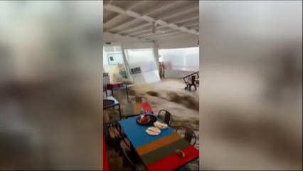Un torrente de agua inunda un restaurante en Begur (Girona)