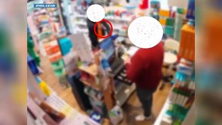Milano, rapina con pistola in farmacia: le immagini riprese dalle telecamere