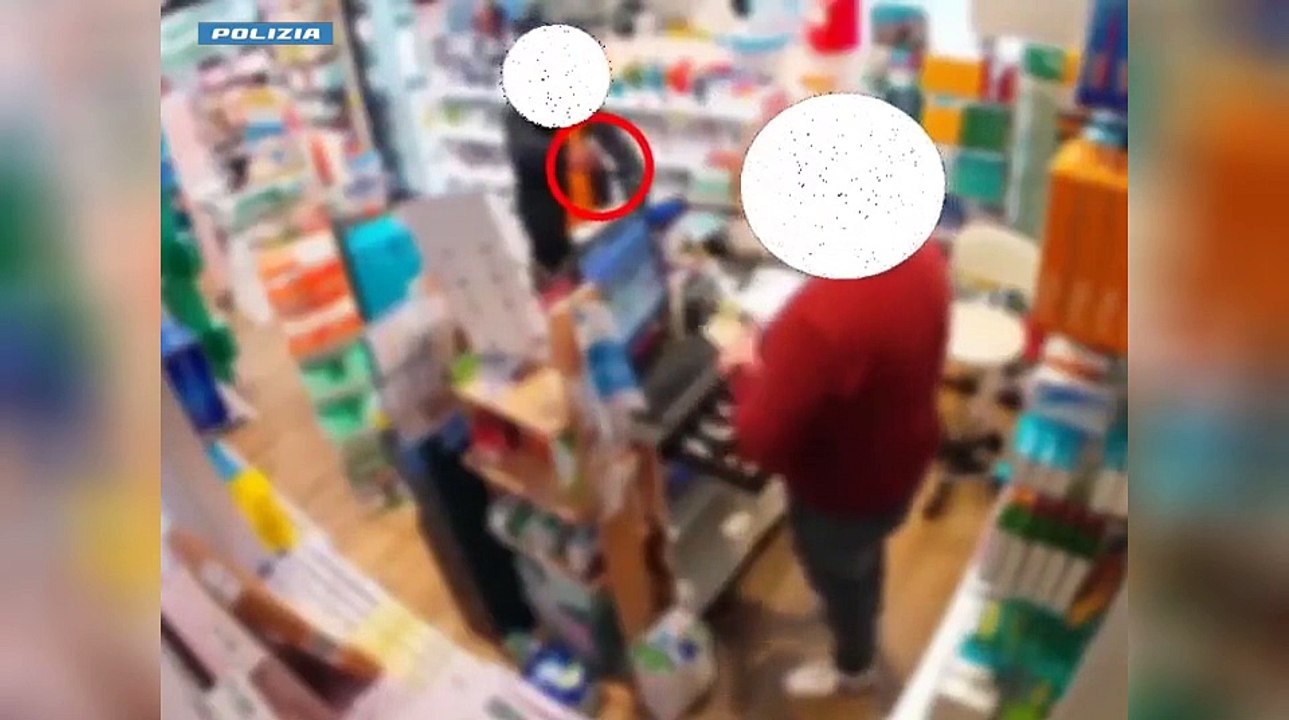 Milano, rapina con pistola in farmacia: le immagini riprese dalle telecamere