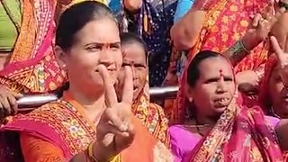 डॉ भारती पवारांनी बजावला मतदानाचा हक्क