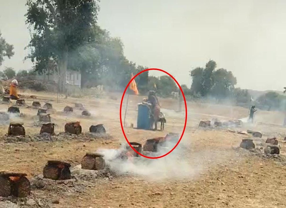 45 डिग्री तापमान पर; अग्नि कुंडों के बीच तपस्या कर रहा संत, लोगों की आस्था का बना केंद्र