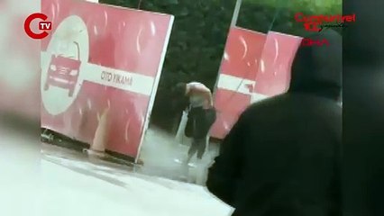 Düzce'de ilginç olay: Akaryakıt istasyonunda tazyikli suyla kendisini yıkattı