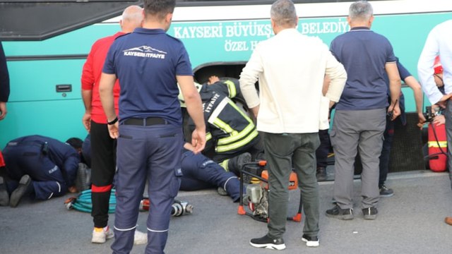 Otobüsün altında kaldılar! Anne ile oğlunu ölüm ayırdı