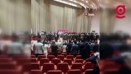 Irak Meclisi’nde milletvekilleri birbirine girdi