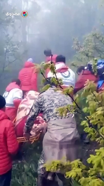 بالفيديو فرق الإنقاذ تنتشل جثامين ضحايا الطائرة المنكوبة للرئيس الإيراني