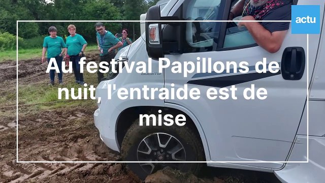 Au festival Papillons de nuit 2024, les véhicules coincés dans la boue
