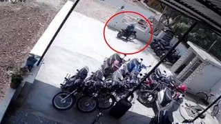 लाइब्रेरी में पढ़ने आये स्टूडेंट की बाइक चोरी, घटना CCTV कमरे में कैद