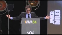 Milei star della convention di Vox a Madrid, tra canti e insulti