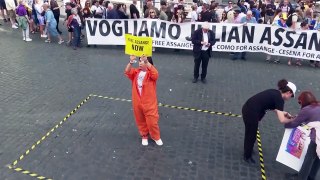مظاهرة في إيطاليا تضامناً مع مؤسس ويكيليكس جوليان أسانج