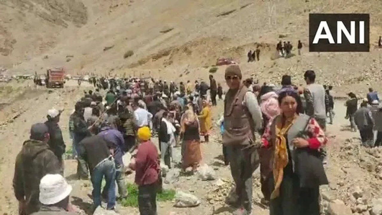 हिमाचल के काजा में कंगना रनौत का विरोध, दिखाए गए काले झंडे, कांग्रेस कार्यकर्ताओं ने लगाए नारे