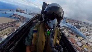 Vídeo del vuelo de cazas F-18 en Santa Cruz de Tenerife desde el interior de la cabina