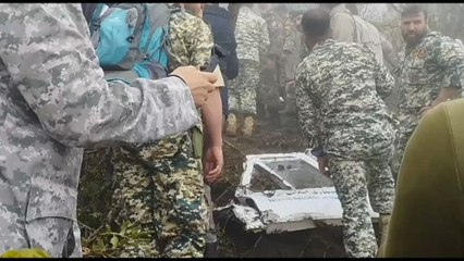 Iran, l'esercito recupera i rottami dell'elicottero di Raisi