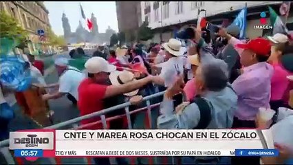 La CNTE y la "Marea Rosa" chocan en el Zócalo de la CDMX