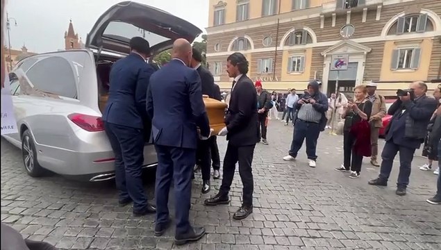 I funerali di Franco Di Mare, il feretro entra in Chiesa