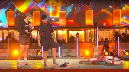 Video, "Da vicino nessuno è normale": la lezione di nuoto della Pellegrini da Cattelan