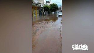 Fortes chuvas em Patos deixa bairros alagados e internautas suspeitam de boeiros entupidos