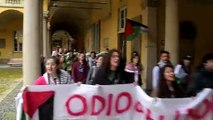 La protesta degli studenti sotto il rettorato dell'universit? di Pavia