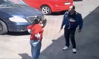 Violencia en un bazar chino: un hombre intenta apuñalar a su esposa con un cuchillo