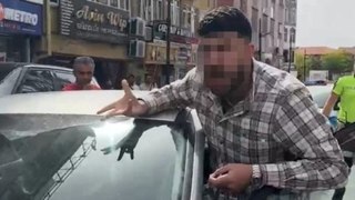 Aksaray'da bir sürücü, kendisini uyaran polisin üzerine aracını sürdü