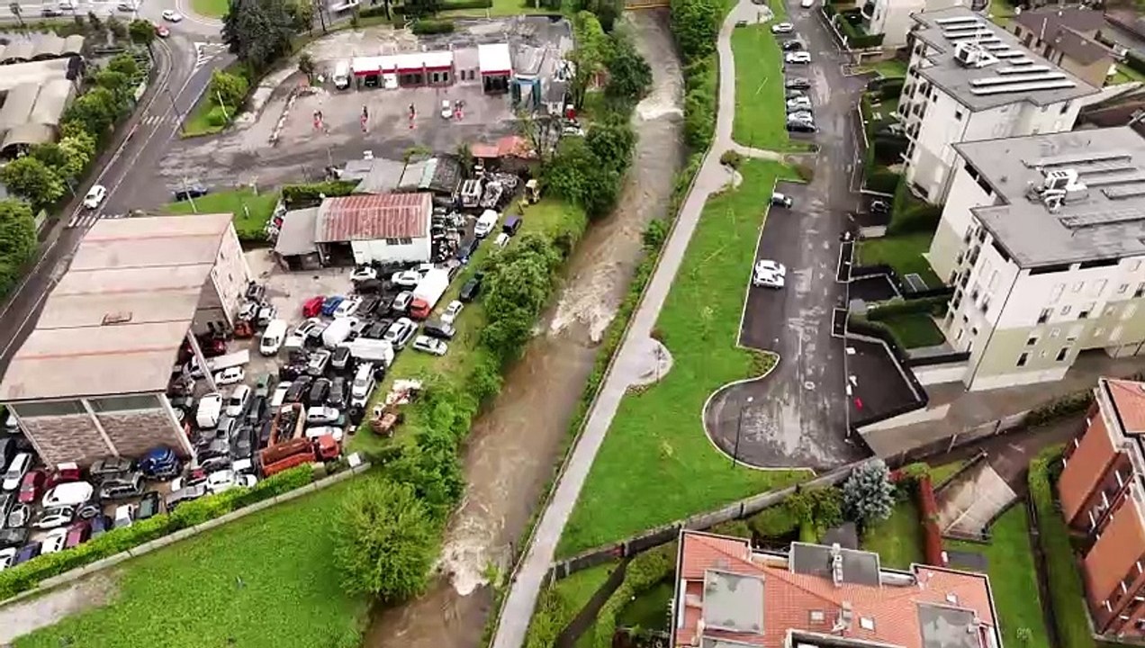 Piove intensamente a nord di Milano, sale il livello del Seveso: le immagini dal drone