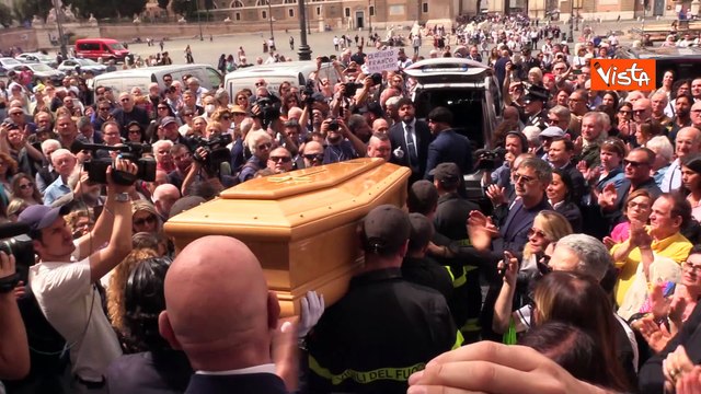 Funerali di Franco Di Mare, la bara tra gli applausi lascia la Chiesa degli Artisti a Roma