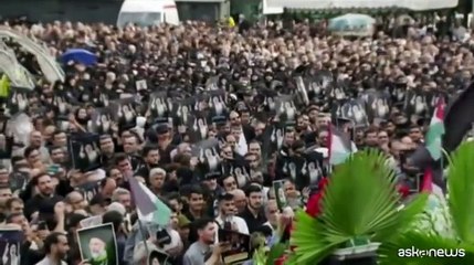 Migliaia di iraniani in piazza a Teheran per piangere Raisi