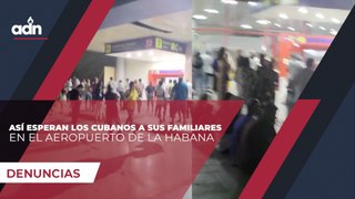 Así esperan los cubanos a sus familiares en el aeropuerto de La Habana
