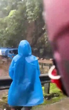 Ce camion évite un glissement de terrain de justesse... bon karma